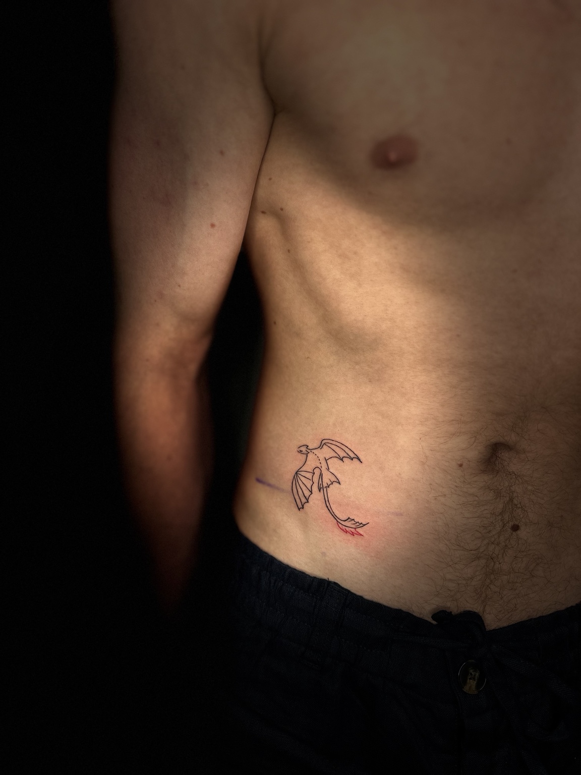 Minimalny tatuaż smoka na brzuchu
